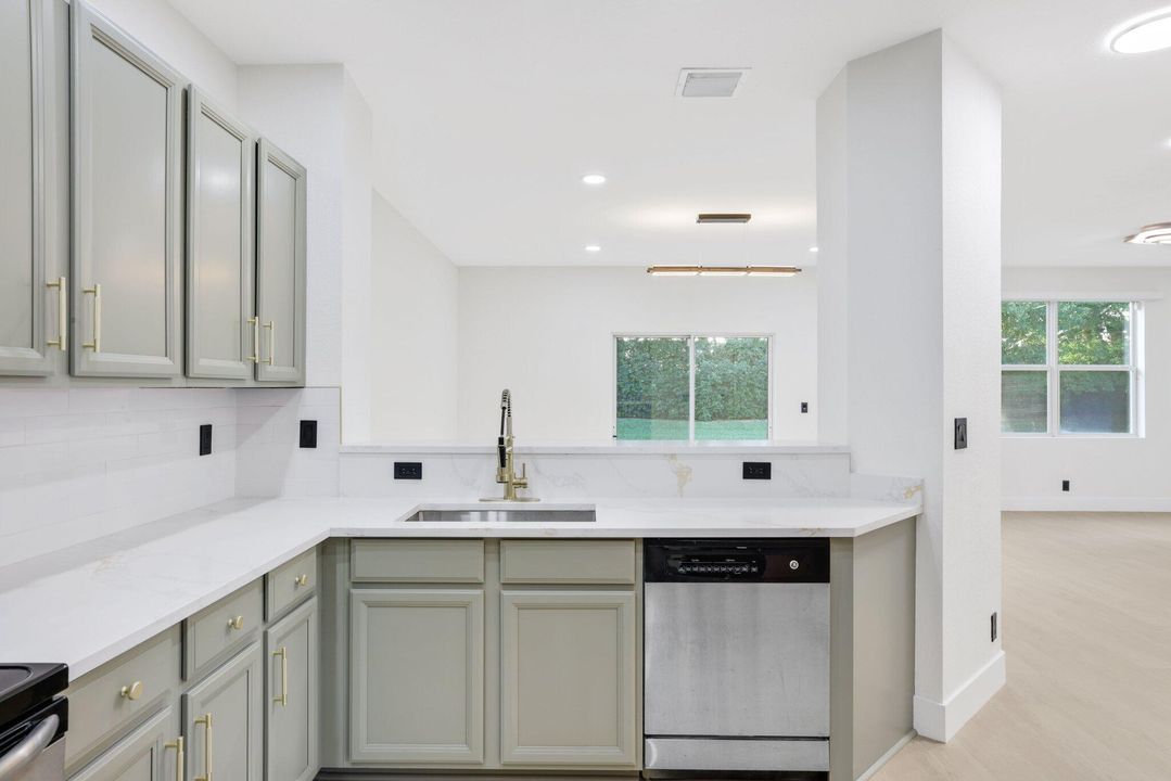 For Sale: $799,000 (4 beds, 3 baths, 2735 Square Feet)