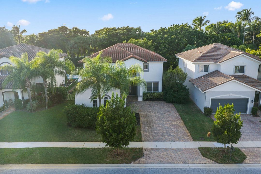 For Sale: $799,000 (4 beds, 3 baths, 2735 Square Feet)