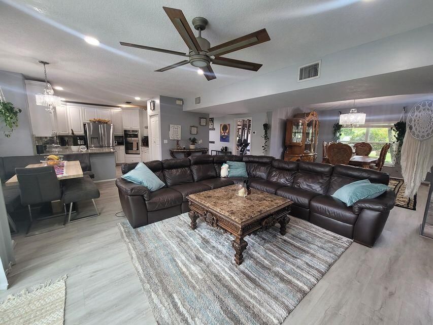 待售: $1,100,000 (5 贝兹, 4 浴室, 3010 平方英尺)