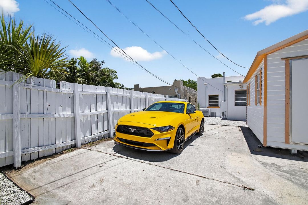 For Sale: $345,000 (2 beds, 1 baths, 1106 Square Feet)