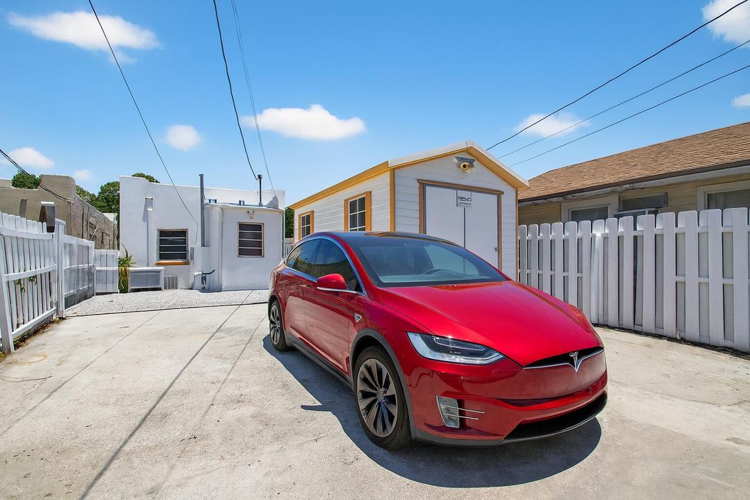 For Sale: $345,000 (2 beds, 1 baths, 1106 Square Feet)