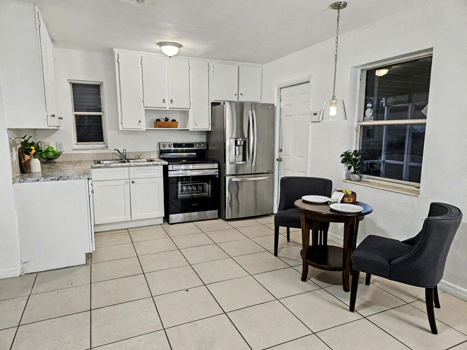 待售: $270,000 (2 贝兹, 1 浴室, 800 平方英尺)