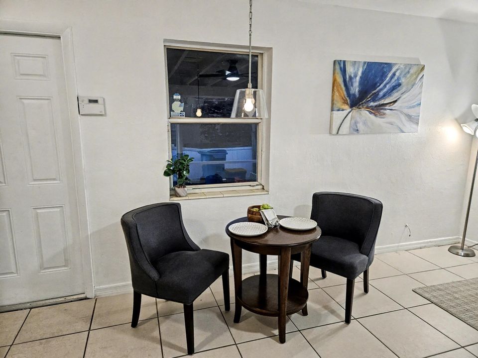 待售: $270,000 (2 贝兹, 1 浴室, 800 平方英尺)