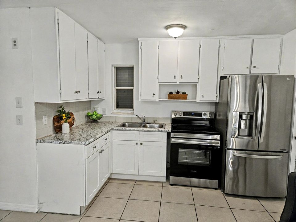 待售: $270,000 (2 贝兹, 1 浴室, 800 平方英尺)