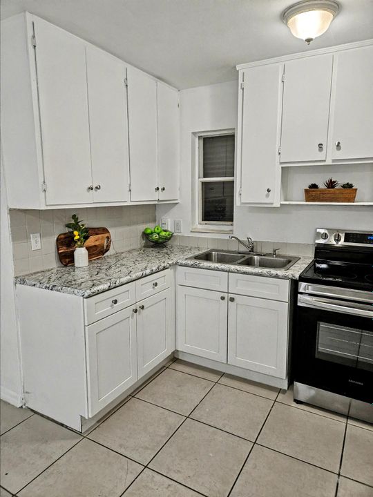 待售: $270,000 (2 贝兹, 1 浴室, 800 平方英尺)