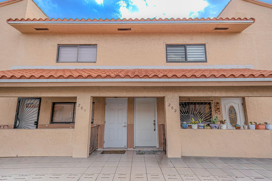 В аренду: $2,500 (2 спален, 2 ванн, 925 Квадратных фут)