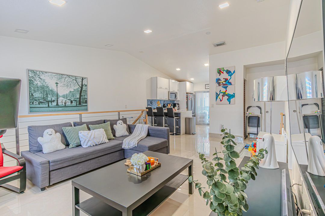 В аренду: $2,500 (2 спален, 2 ванн, 925 Квадратных фут)