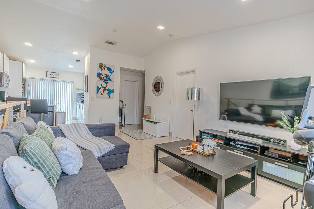 В аренду: $2,500 (2 спален, 2 ванн, 925 Квадратных фут)