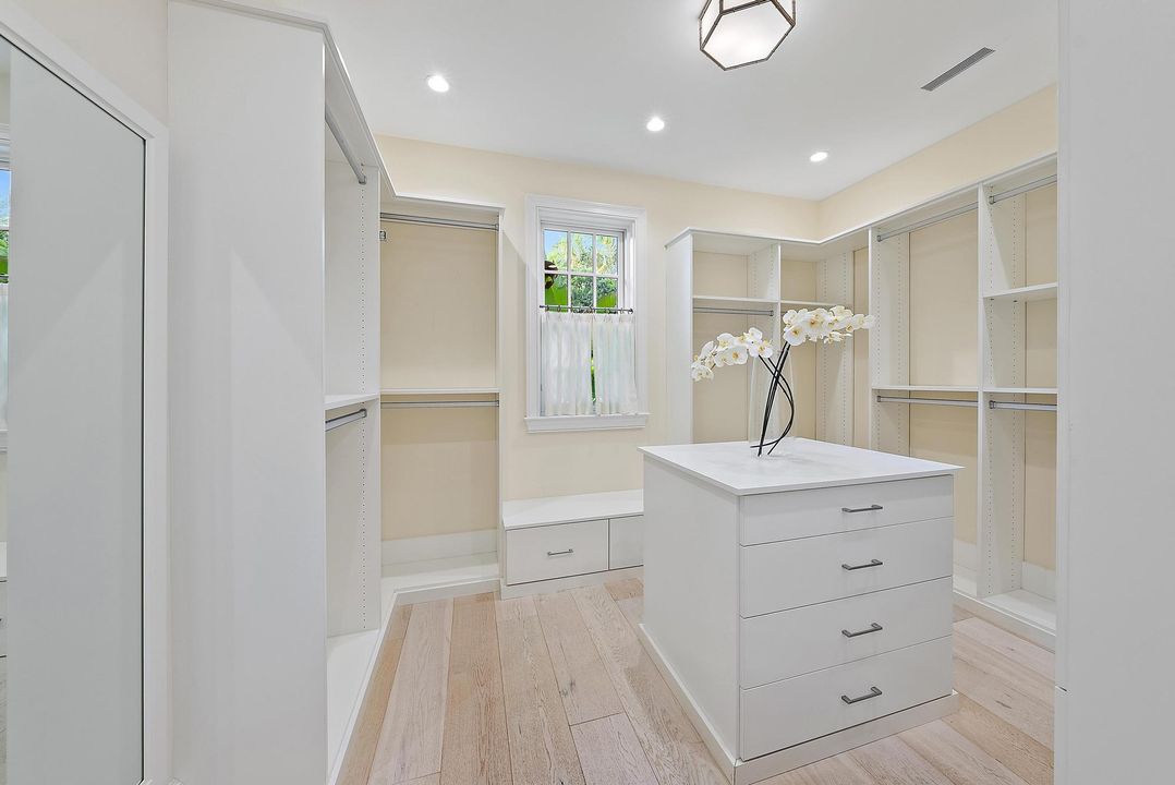 For Sale: $12,950,000 (5 beds, 6 baths, 4380 Square Feet)