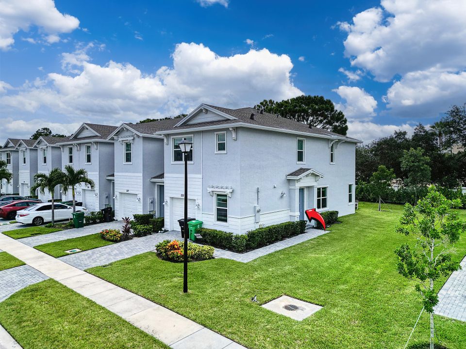 For Rent: $2,600 (4 beds, 2 baths, 1821 Square Feet)