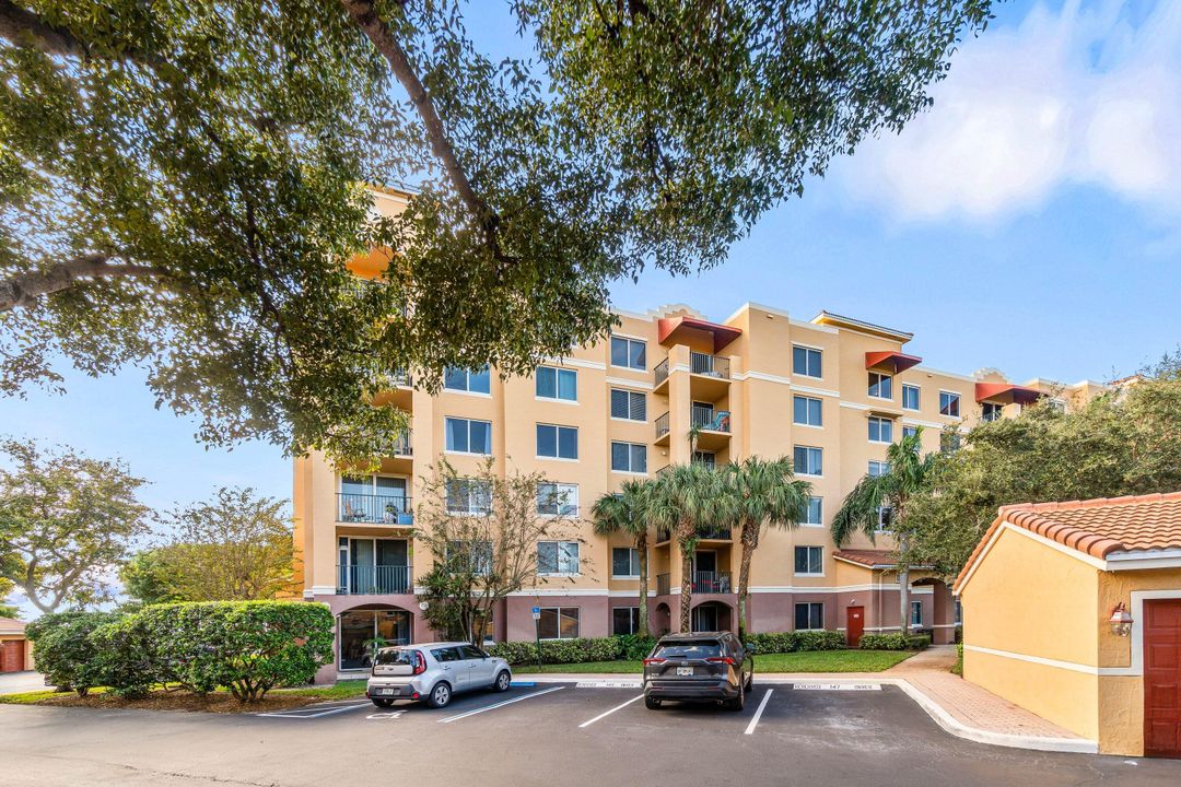 For Sale: $269,000 (2 beds, 1 baths, 901 Square Feet)