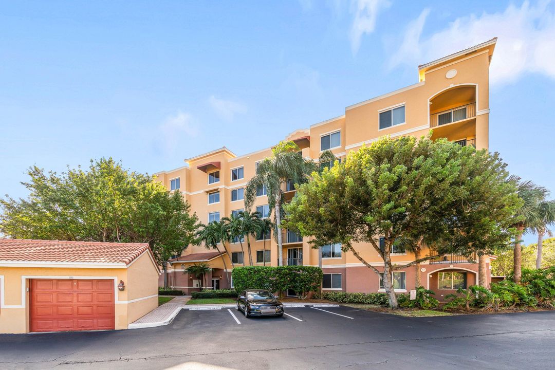 For Sale: $269,000 (2 beds, 1 baths, 901 Square Feet)