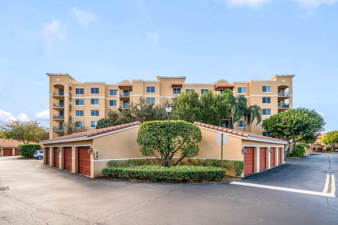 For Sale: $269,000 (2 beds, 1 baths, 901 Square Feet)