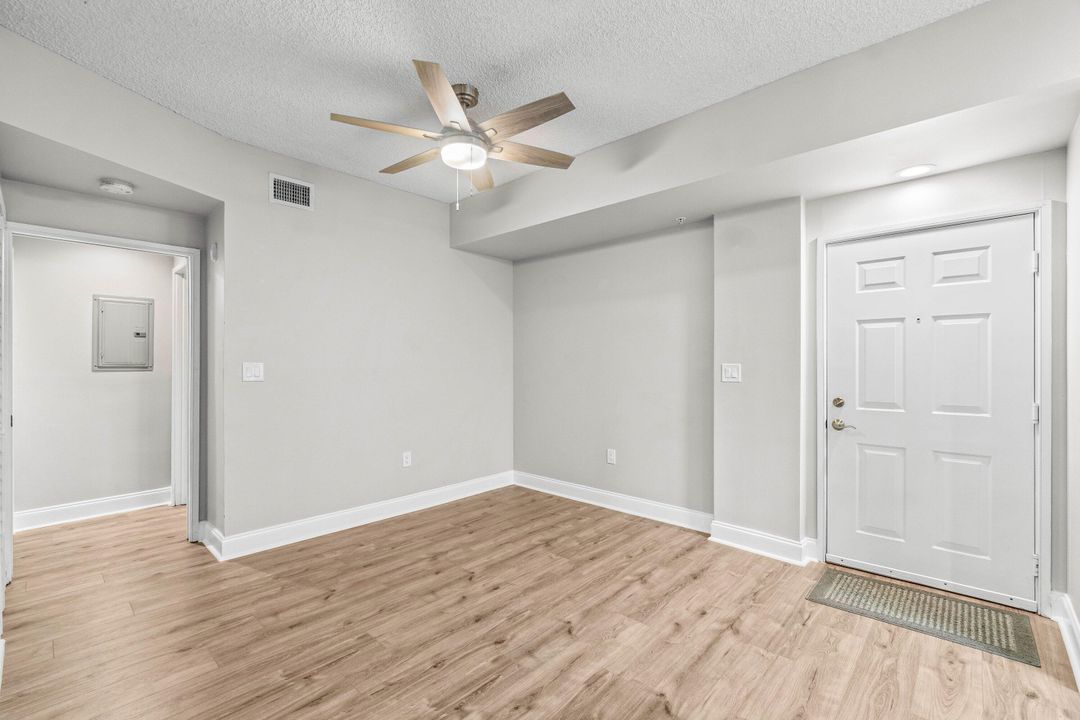 For Sale: $269,000 (2 beds, 1 baths, 901 Square Feet)