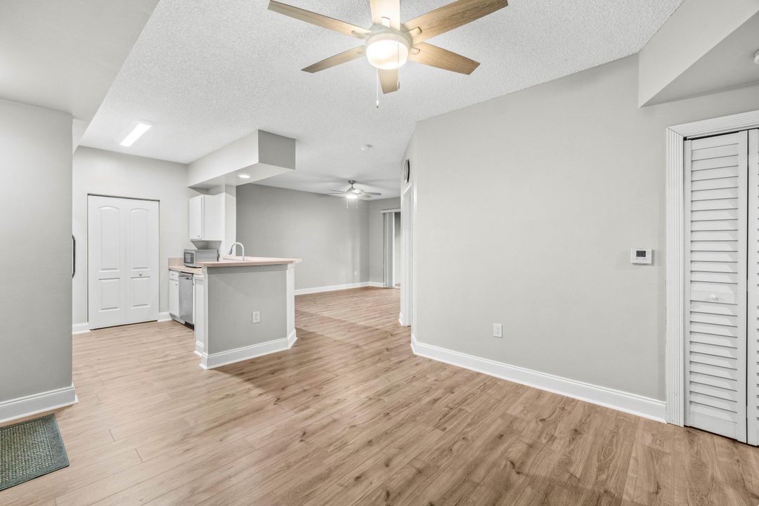 For Sale: $269,000 (2 beds, 1 baths, 901 Square Feet)