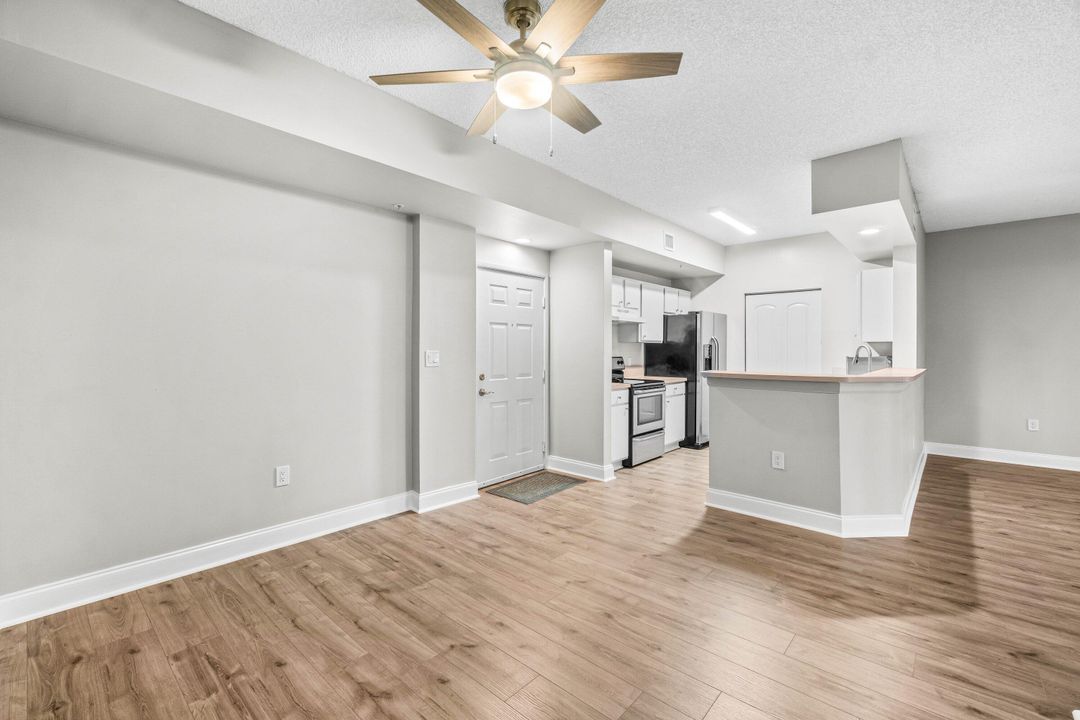 For Sale: $269,000 (2 beds, 1 baths, 901 Square Feet)