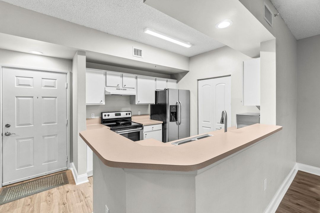 For Sale: $269,000 (2 beds, 1 baths, 901 Square Feet)