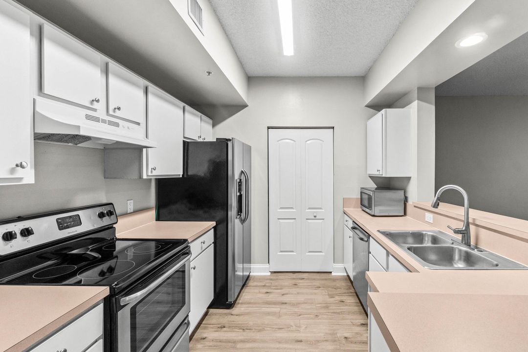 For Sale: $269,000 (2 beds, 1 baths, 901 Square Feet)