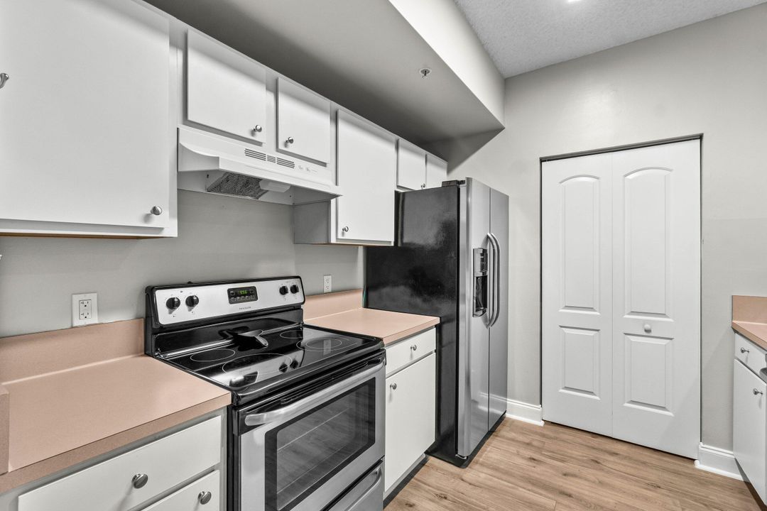 For Sale: $269,000 (2 beds, 1 baths, 901 Square Feet)