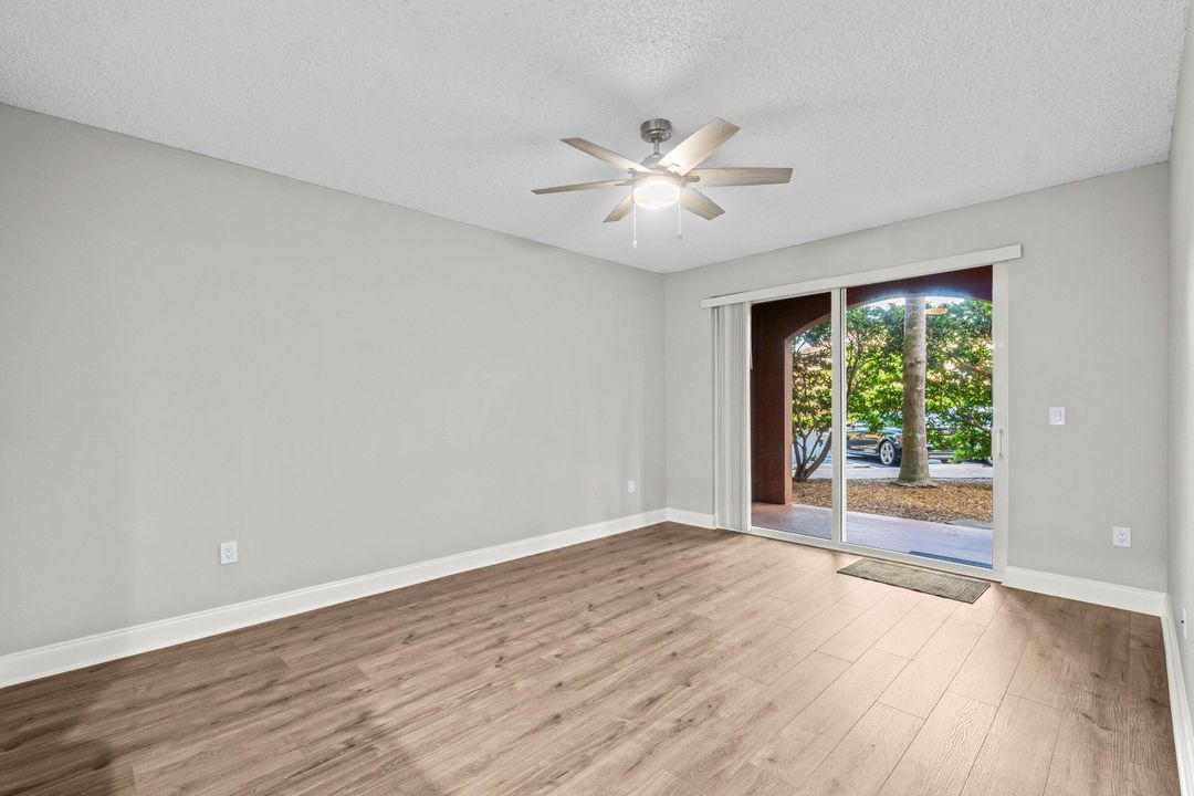 For Sale: $269,000 (2 beds, 1 baths, 901 Square Feet)