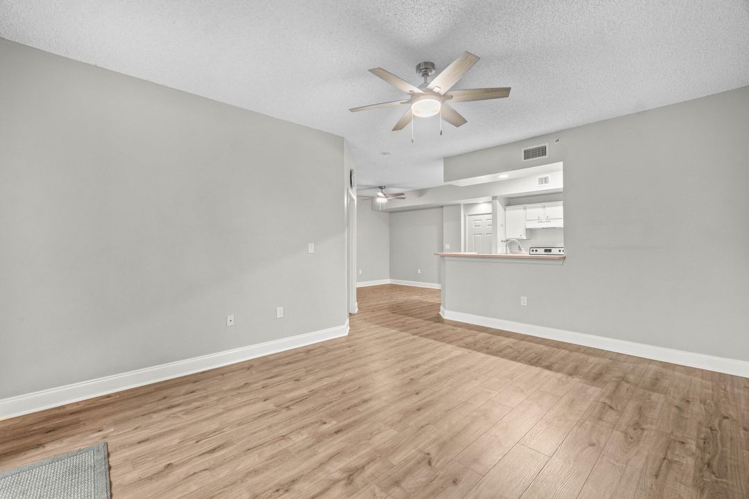 For Sale: $269,000 (2 beds, 1 baths, 901 Square Feet)