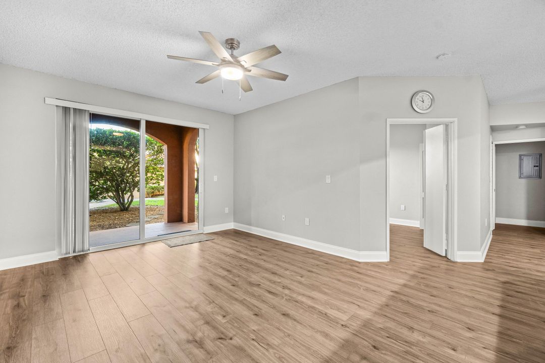 For Sale: $269,000 (2 beds, 1 baths, 901 Square Feet)