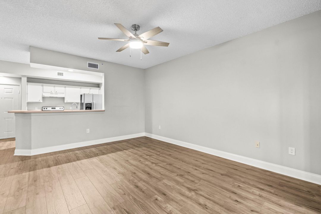 For Sale: $269,000 (2 beds, 1 baths, 901 Square Feet)