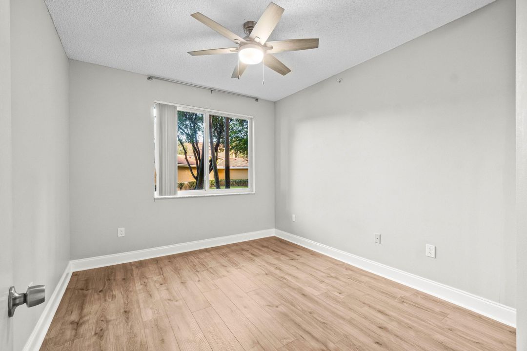 For Sale: $269,000 (2 beds, 1 baths, 901 Square Feet)