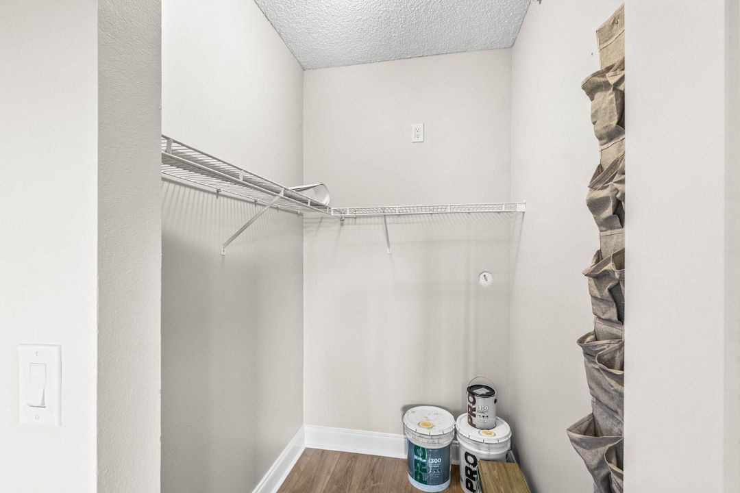 For Sale: $269,000 (2 beds, 1 baths, 901 Square Feet)