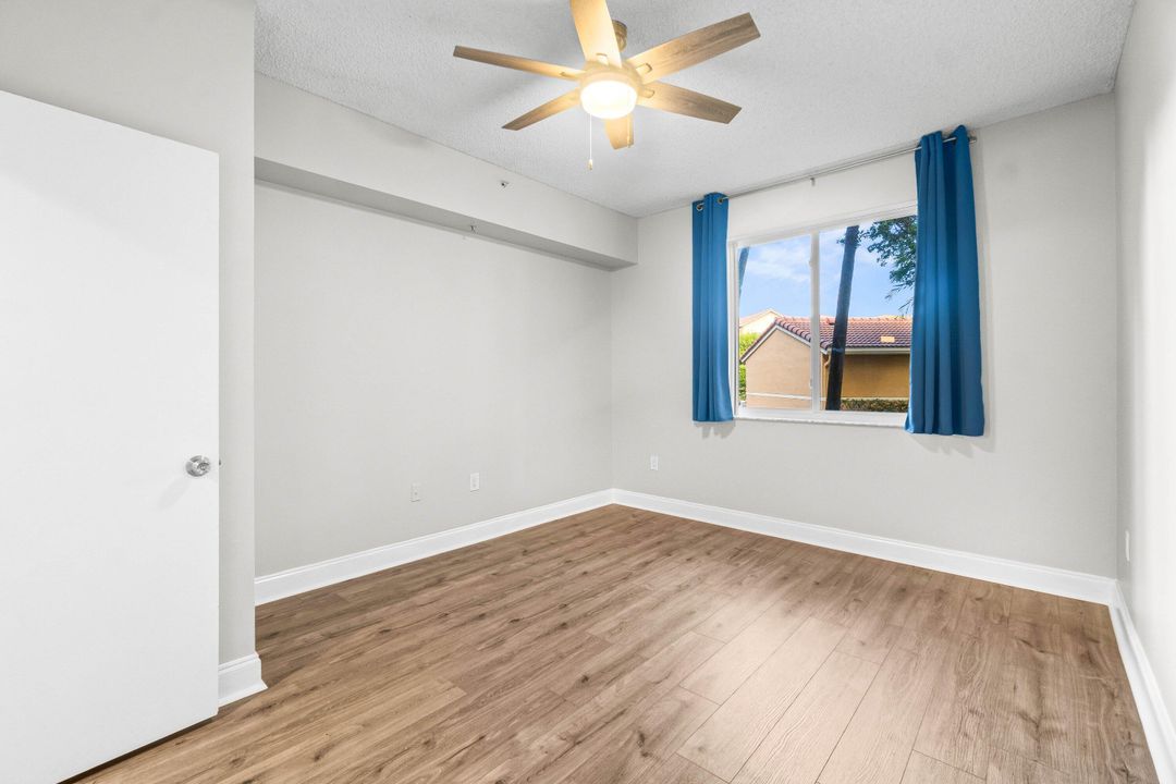 For Sale: $269,000 (2 beds, 1 baths, 901 Square Feet)