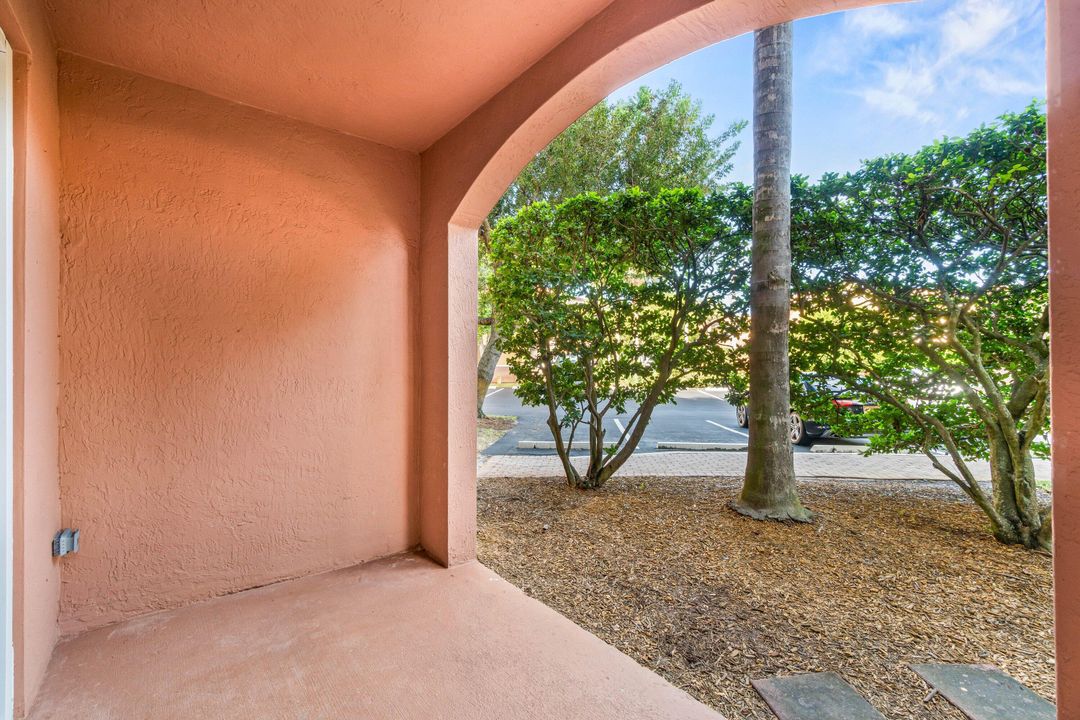 For Sale: $269,000 (2 beds, 1 baths, 901 Square Feet)