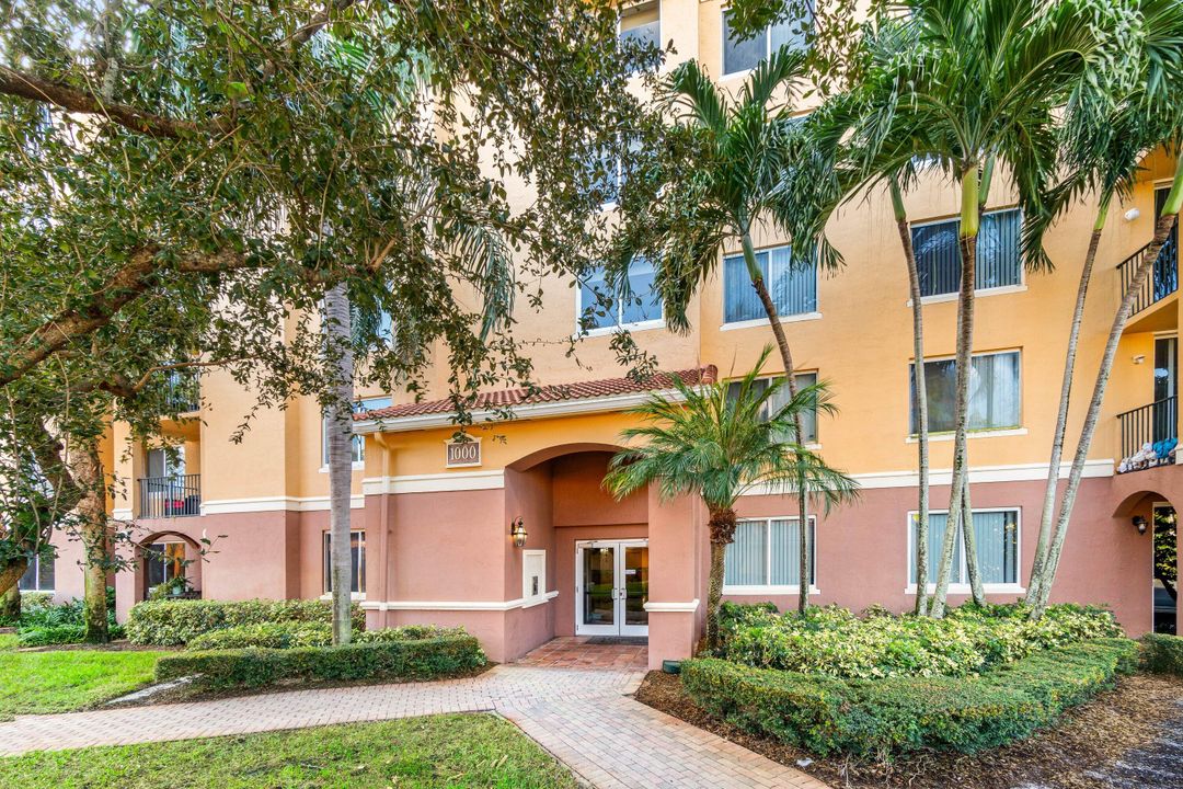 For Sale: $269,000 (2 beds, 1 baths, 901 Square Feet)