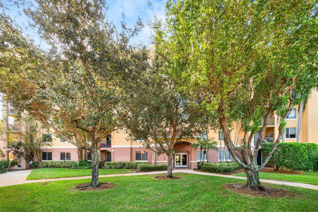 For Sale: $269,000 (2 beds, 1 baths, 901 Square Feet)