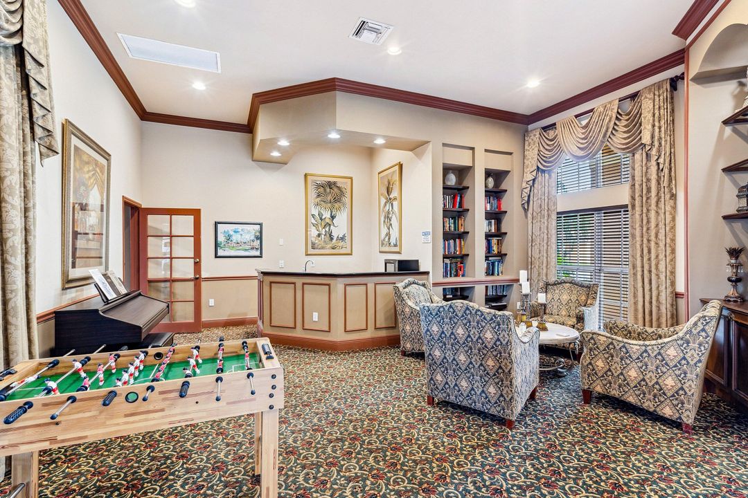 For Sale: $269,000 (2 beds, 1 baths, 901 Square Feet)