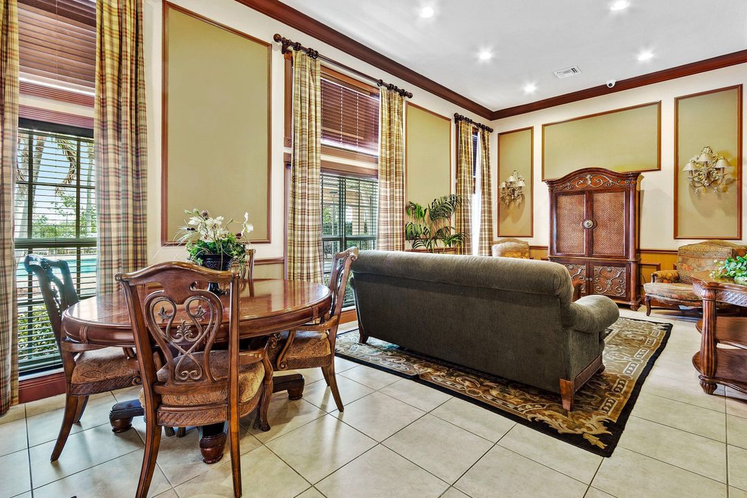 For Sale: $269,000 (2 beds, 1 baths, 901 Square Feet)