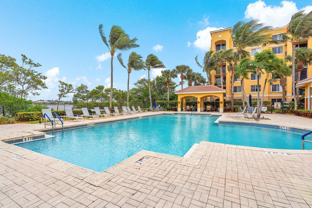 For Sale: $269,000 (2 beds, 1 baths, 901 Square Feet)