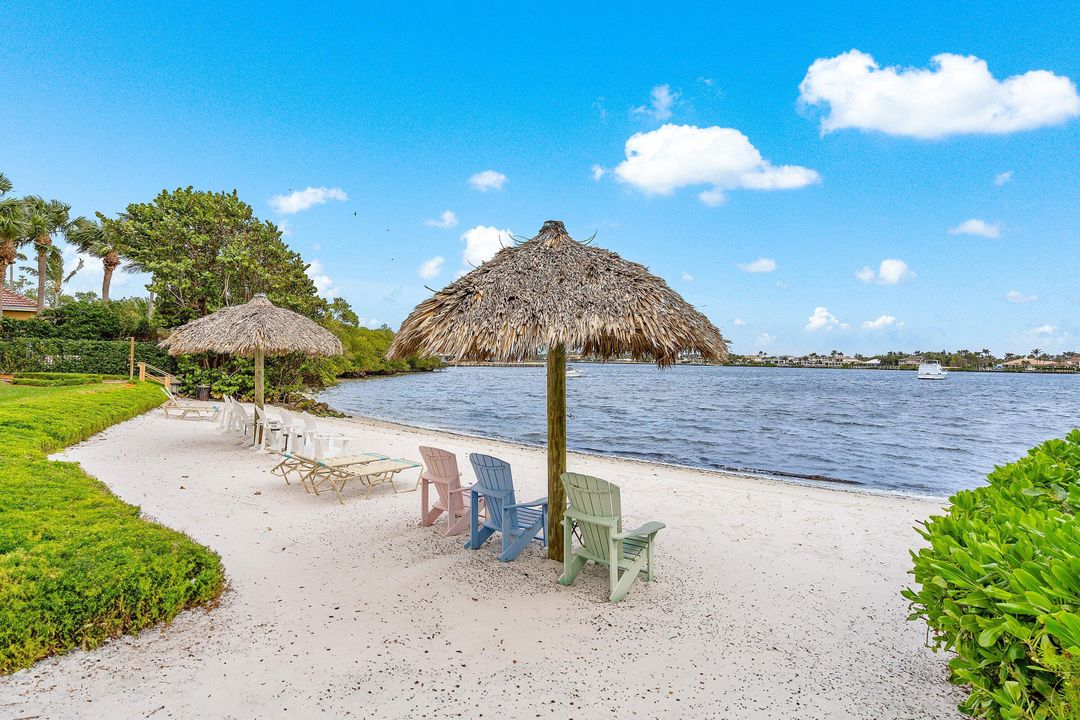 For Sale: $269,000 (2 beds, 1 baths, 901 Square Feet)