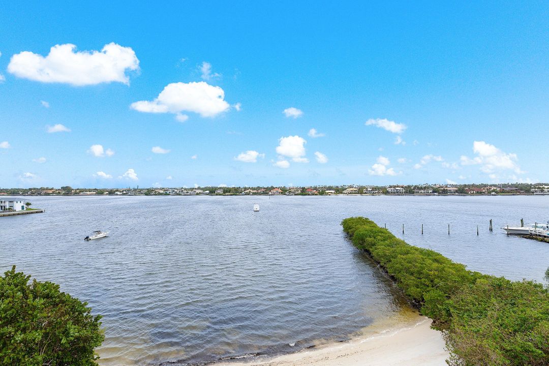 For Sale: $269,000 (2 beds, 1 baths, 901 Square Feet)