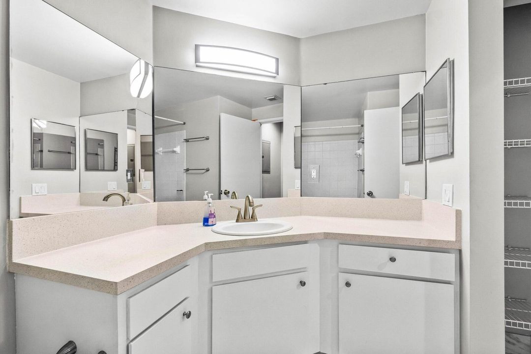 For Sale: $269,000 (2 beds, 1 baths, 901 Square Feet)