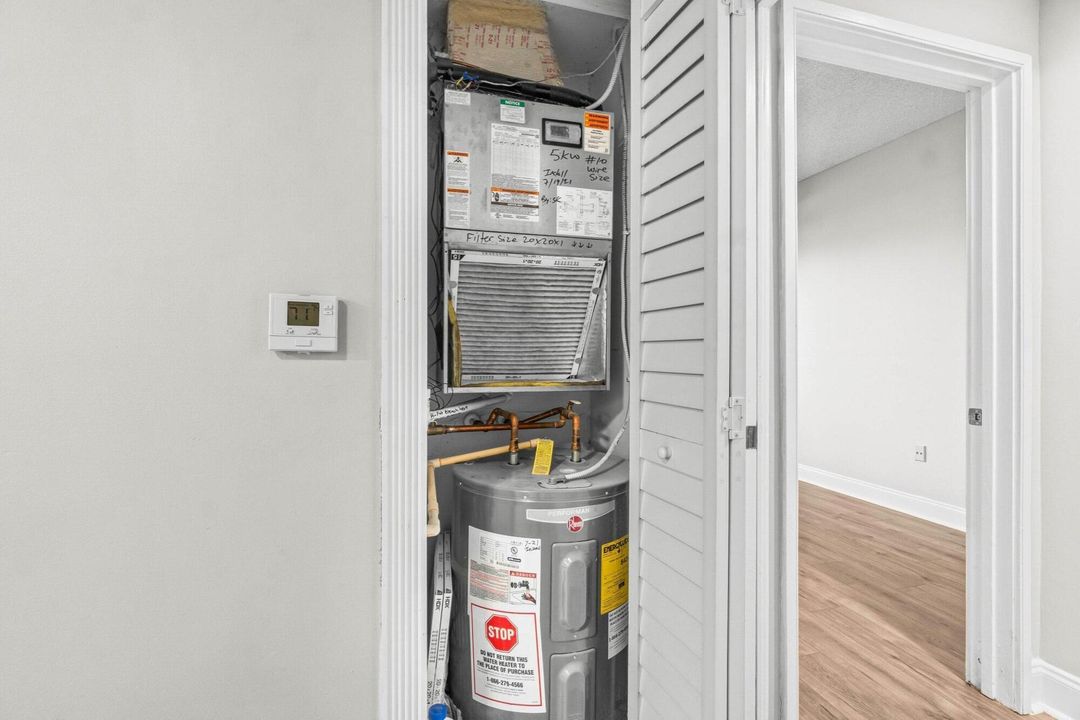 For Sale: $269,000 (2 beds, 1 baths, 901 Square Feet)