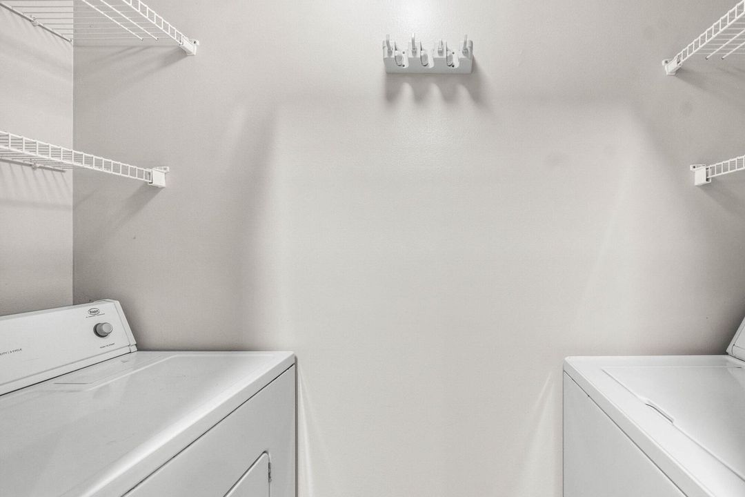 For Sale: $269,000 (2 beds, 1 baths, 901 Square Feet)