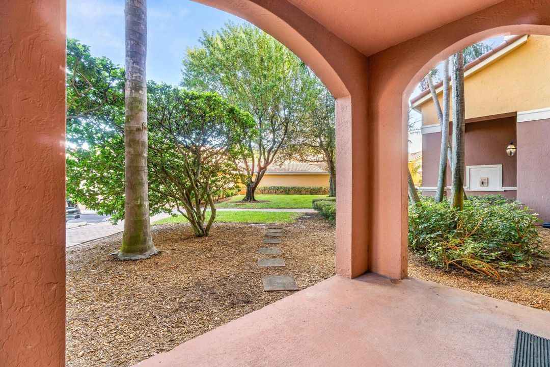 For Sale: $269,000 (2 beds, 1 baths, 901 Square Feet)