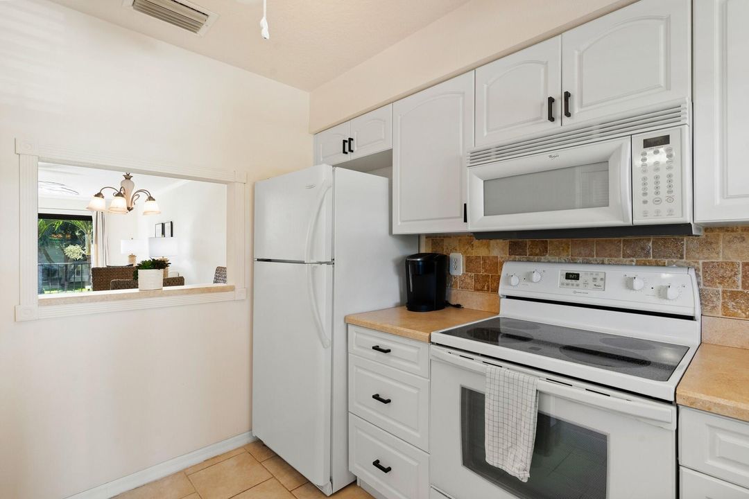 待售: $375,000 (2 贝兹, 2 浴室, 1040 平方英尺)