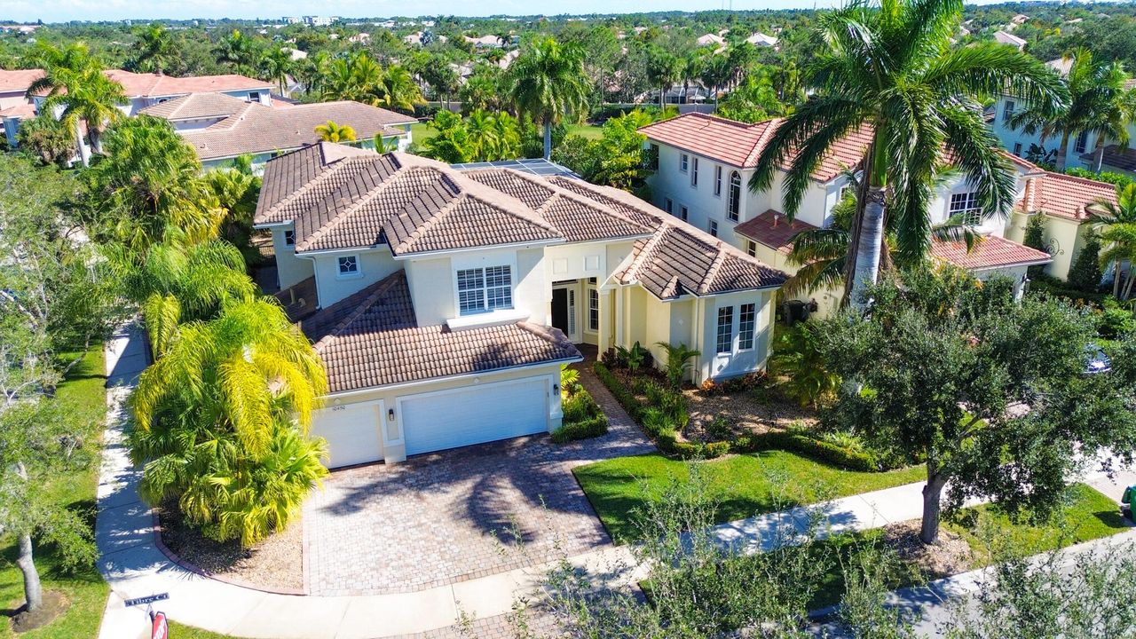 For Sale: $860,000 (5 beds, 5 baths, 3921 Square Feet)