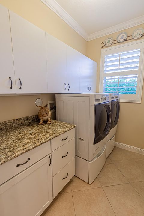 For Sale: $860,000 (5 beds, 5 baths, 3921 Square Feet)