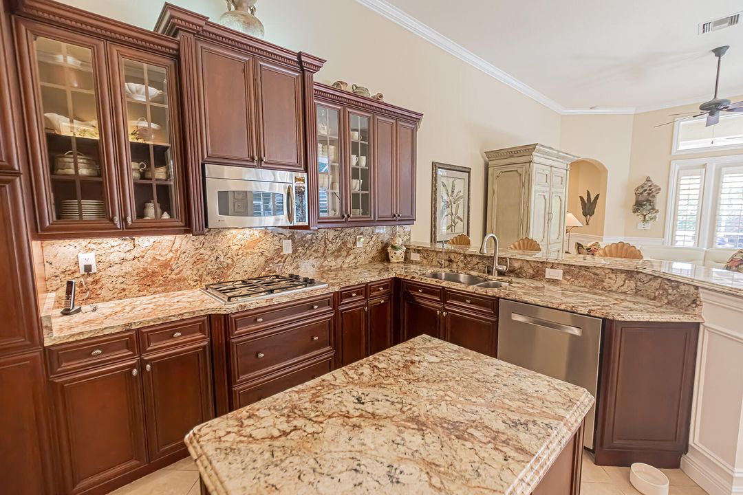 For Sale: $860,000 (5 beds, 5 baths, 3921 Square Feet)