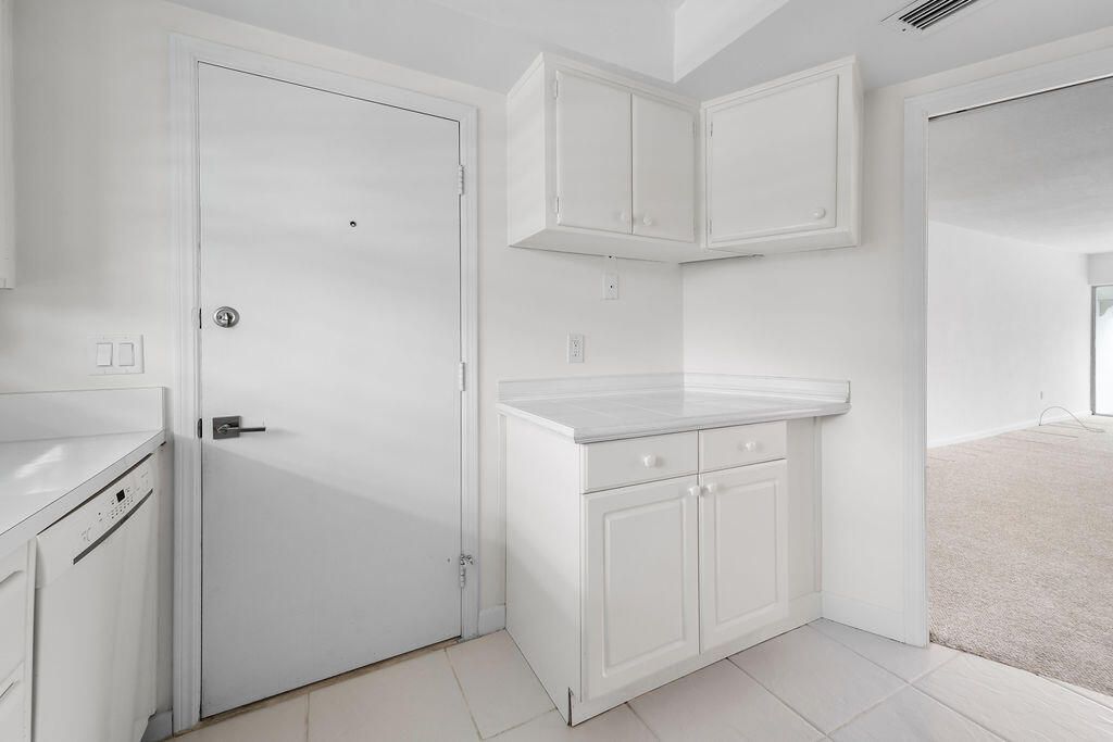 For Sale: $221,999 (2 beds, 2 baths, 869 Square Feet)
