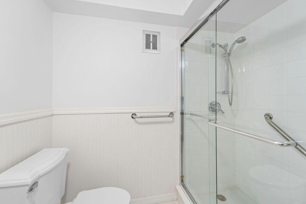 For Sale: $221,999 (2 beds, 2 baths, 869 Square Feet)