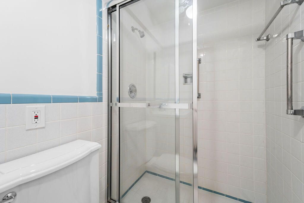 For Sale: $221,999 (2 beds, 2 baths, 869 Square Feet)