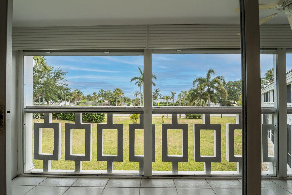 For Sale: $221,999 (2 beds, 2 baths, 869 Square Feet)